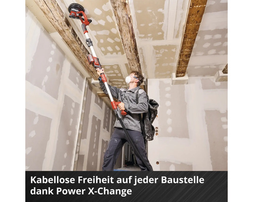 Ein Mann schleift mit einem Trockenbauschleifer eine Decke.