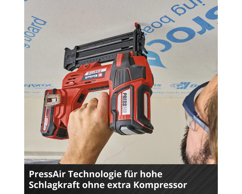 Einhell Akku-Nagler im Einsatz