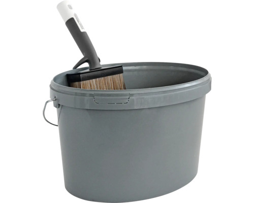 Grauer Farbeimer mit einem Quast zum Streichen