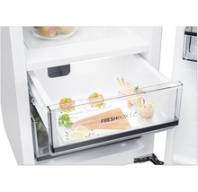 Intérieur d''un réfrigérateur avec une boîte fraîcheur remplie d''aliments