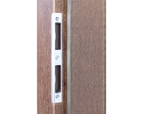 Poignée de fenêtre encastrée en métal sur une fenêtre marron