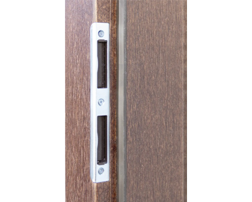 Gros plan d''une poignée de fenêtre sur une fenêtre en bois marron