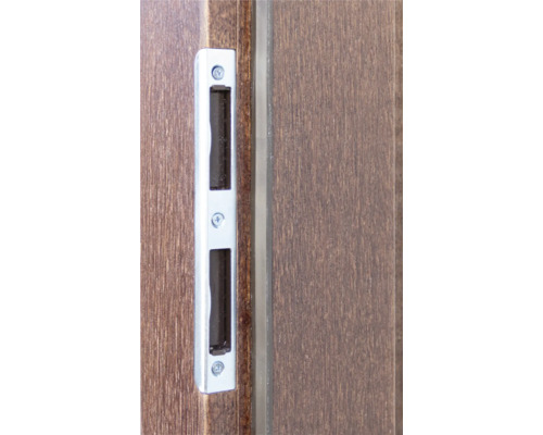 Ferrure de porte en métal sur porte en bois