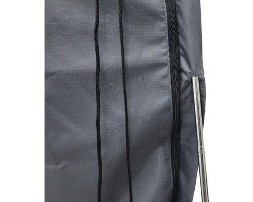 Detailansicht einer grauen Textil-Garderobe mit Reißverschluss und Metallstange.