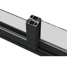 Detailansicht eines schwarzen Aluminiumfensterrahmens mit Glas