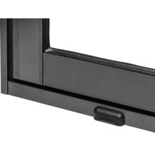 Detailansicht eines Fensters mit Rahmen und Griff