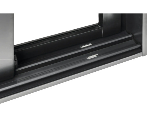 Detailansicht eines Fensterrahmens mit Führungsschiene.