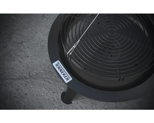 Logo Tenneker sur un gril avec grille de cuisson