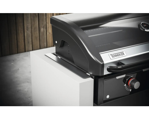 Appareil de gril Tenkeker sur une surface blanche