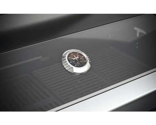 Vue détaillée d''un thermomètre de barbecue dans un barbecue