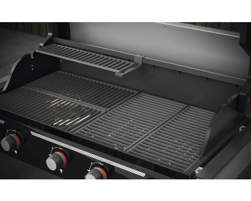 Vue intérieure d''un barbecue à gaz avec grille et grille de maintien au chaud