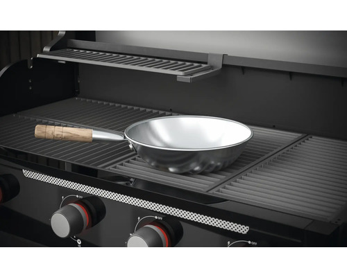 Barbecue avec poêle à frire sur la grille