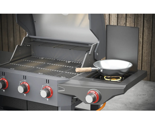 Barbecue à gaz avec capot ouvert, grilles et brûleur de wok avec wok