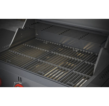 Innenansicht eines Gasgrills mit Grillrost und Warmhalterost.