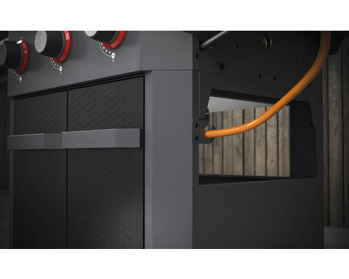 Vue détaillée d''un barbecue à gaz avec armoire et tuyau de gaz