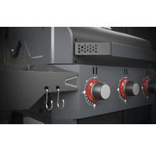 Detailansicht eines Gasgrills mit Drehknöpfen und Haken