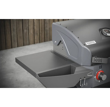 Detailansicht eines Gasgrills mit Ablagefläche und Hakenleiste