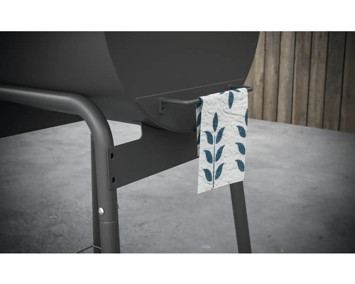 Gros plan d''un chariot de gril avec un porte-serviettes et un torchon