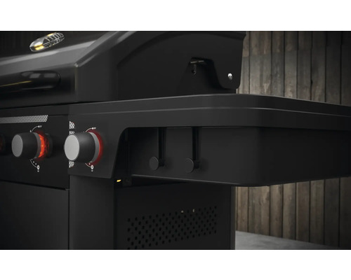Vue détaillée d''un gril à gaz noir avec boutons de commande et étagère latérale