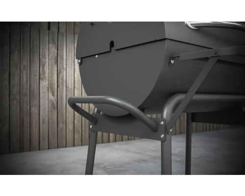 Vue détaillée d''un barbecue au charbon de bois avec espace de rangement.