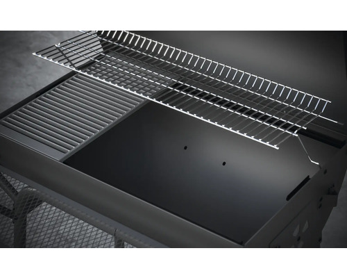 Vue détaillée d''un barbecue à charbon de bois avec grille et grille de maintien au chaud.