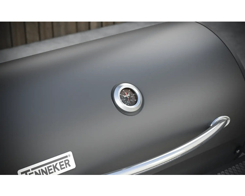 Vue détaillée du barbecue avec thermomètre et poignée