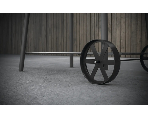 Gros plan d''un chariot de barbecue avec des roues.