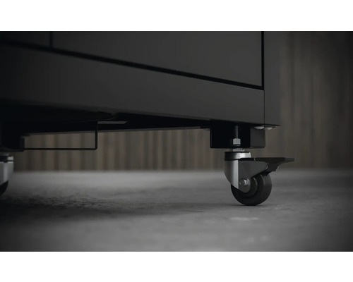 Detailaufnahme eines Werkstattschrankes mit Rollen