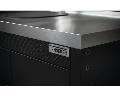 Detailansicht eines schwarzen Werkstattschranks mit Edelstahlarbeitsplatte und Tenneker Logo