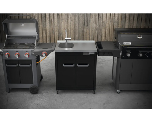 Abbildung einer Grillküche mit Gasgrill, Spüle und Arbeitsfläche.
