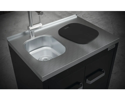 Gartenspüle mit Arbeitsplatte, Spültischarmatur und Schneidebrett