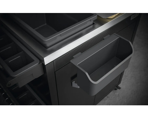 Detailaufnahme einer schwarzen Kücheninsel mit Behältern zur Aufbewahrung