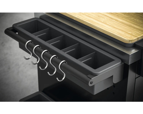 Detailansicht einer Grillstation mit Behälter für Grillzubehör und Metallhaken