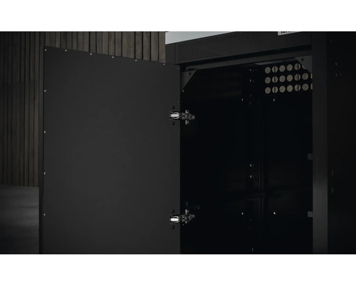 Geöffneter Geräteschrank zur Aufbewahrung von Gartengeräten und Werkzeugen.