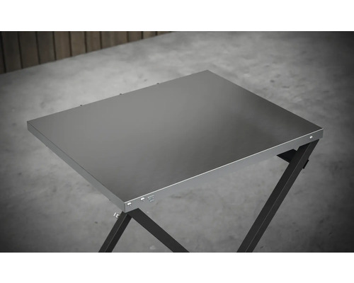 Silberfarbener Campingtisch mit dunklem Gestell