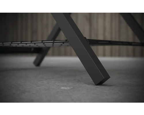 Detailaufnahme des Beins eines Tisches mit Metallgestell