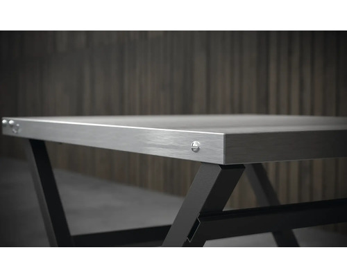 Tisch mit Metallplatte und schwarzem Metallgestell