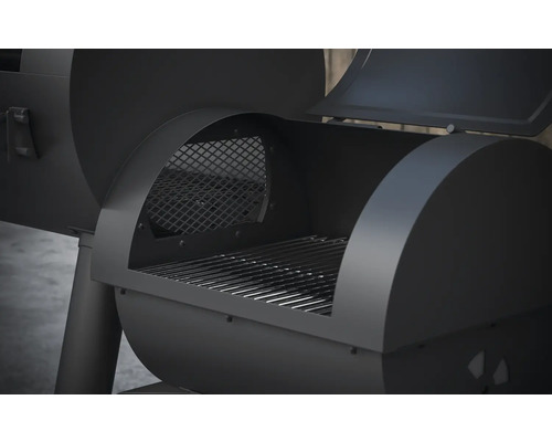 Vue détaillée d''un fumoir noir avec une grille et une chambre de cuisson ouverte.