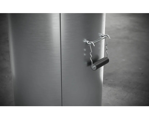 Detailansicht eines Metallbehälters mit Tragegriff