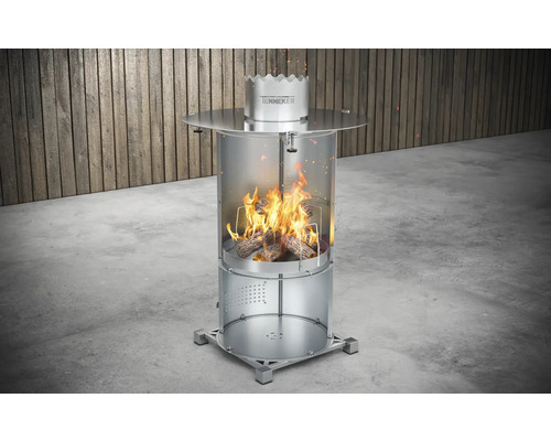 Feuerstelle mit Holz und Tenneker Logo