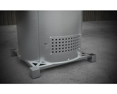 Detailansicht eines Edelstahl-Gartengrillkamins mit Lüftungsöffnungen und Standfuß