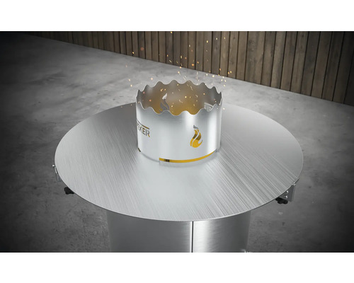 Feuerstelle mit Funkenschutz und Tisch