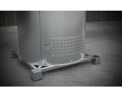 Detailansicht eines silberfarbenen Edelstahl-Gartengrillofens mit Luftlöchern und Gestell