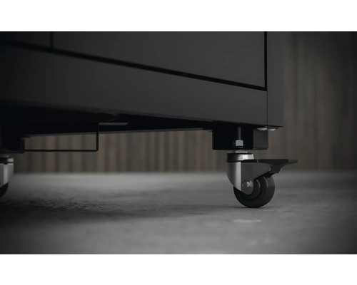 Detailaufnahme der Räder eines Werkstattwagens