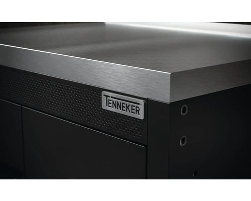 Detailansicht einer Werkbank mit Edelstahlarbeitsplatte und Tenneker Logo