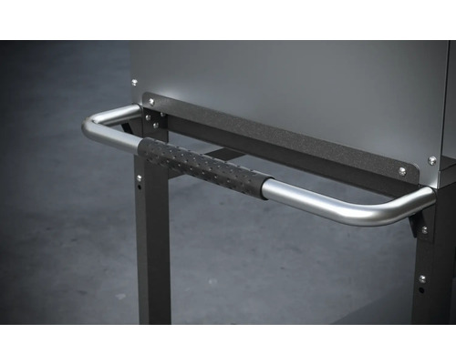 Détail d''un chariot de grill avec poignée et étagère