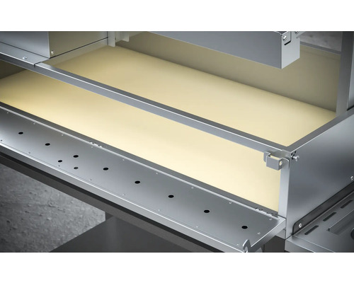 Vue intérieure d''un barbecue en métal avec des étagères