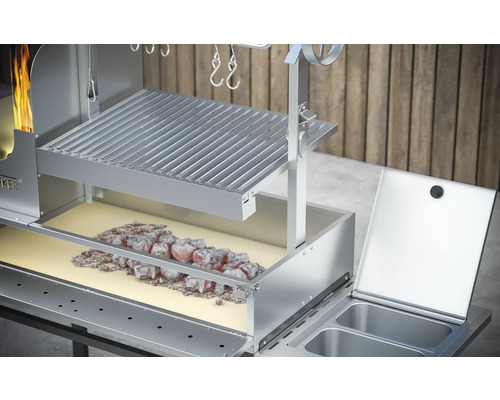 Barbecue avec grille, braises et crochets pour accessoires