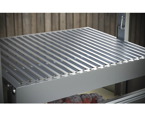 Grille de barbecue en métal au-dessus du charbon de bois