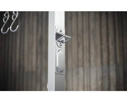 Vue détaillée d''une serrure de porte avec verrou et crochets de suspension